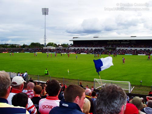 Monaghan and Derry waiting on a kickout